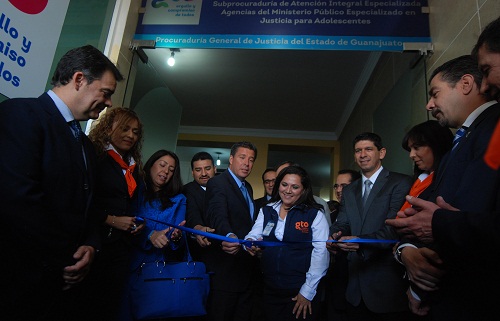 Durante la inauguración, el ejecutivo estatal también entregó tres vehículos a los y las trabajadores de la Unidad de Atención Integral de la Mujer