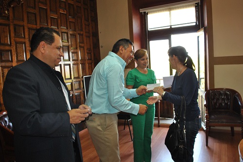 Se entregaron en la sala de cabildo beneficiando directamente 21 personas a quienes se les otorgó un crédito por diez mil pesos a cada uno, con el objetivo de impulsar los negocios.