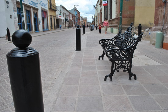 Las bancas y los bolardos fueron colocados en la calle Miguel Hidalgo que tuvieron un costo superior de 154 mil pesos.