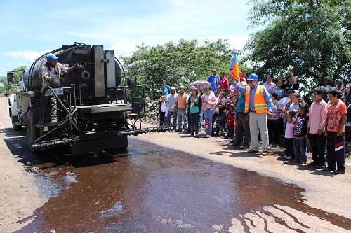 La comunidad de La Esquina contará con un camino rehabilitado de 480 mts. lineales y La comunidad de El Ranchito del Salvador, se beneficiará con 930 mts. lineales, ambas comunidades contaran con una carpeta asfáltica de 4cm. de espesor; lo que les permitirá a los beneficiarios contar con una mejor infraestructura en sus vialidades y tener una mejor calidad de vida.