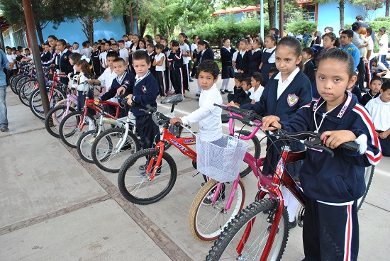 Las Bicicletas fueron asignadas mediante un sorteo, ya que se dio una por cada grupo, siendo doce de ellas las entregadas, y seis más entre todos los grupos, llenando de alegría a los ganadores que ya no tendrán que caminar largas distancias para llegar a la Escuela primaria Antonio Caso.
