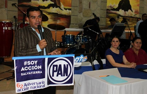 En la celebración se entregaron reconocimientos a los panistas con más años de militancia. Entre ellos, Francisco Jiménez “Don Panchito” tomó la palabra para expresar su sentir, la relevancia que tiene ser panista, y el compromiso social que se tiene con la patria, recordando que la labor del panismo es mover almas y crear conciencia social.