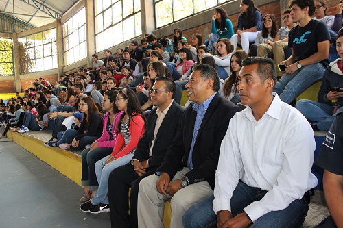 En el lugar se dieron cita cientos de jóvenes de la preparatoria oficial, perteneciente a la Universidad de Guanajuato, quienes escucharon el mensaje de bienvenida de las diferentes personalidades, para posteriormente escuchar las melodías interpretadas por León de Marco.