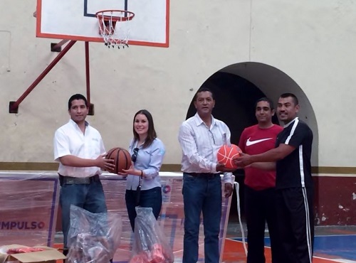 Alejandrina Lanuza entrega equipamiento deportivo a ligas de básquetbol