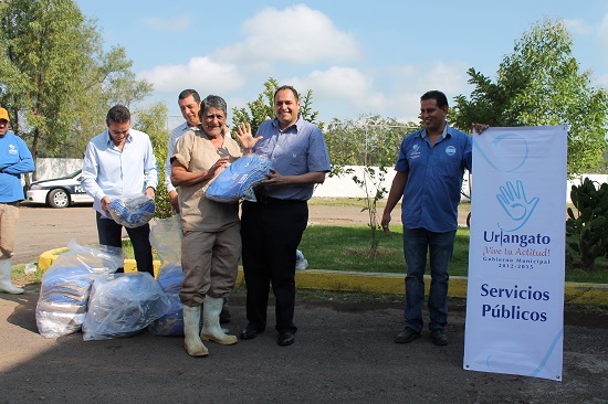 A cada trabajador se le dieron cinco pantalones y cinco camisas para en total entregar 115 pantalones, 125 camisolas y cinco overoles.