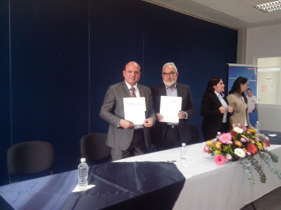 Firman documento para colaborar juntos