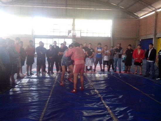 Sambo Sport y Combat en las instalaciones del auditorio de la escuela preparatoria oficial.