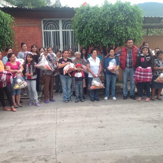 Recientemente resultaron beneficiados habitantes de las comunidades de Urireo y Santo Tomas Huatzindeo, donde apoyo primeramente el equipo de futbol infantil de la colonia progreso de la entidad de Urireo , los cuales recibieron uniformes deportivos.
