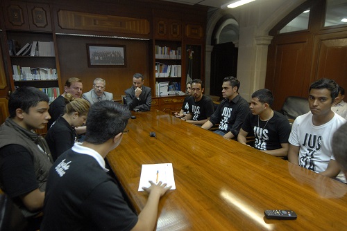 Frente a estudiantes y maestros de la Universidad de Guadalajara que se agruparon en el Palacio de Gobierno del Estado de Guanajuato para exigir justicia, en representación del gobernador del Estado, Miguel Márquez Márquez, el secretario de Gobierno, Antonio Salvador García López y el subprocurador de Justicia, región D, René Urrutia de la Vega manifestaron su solidaridad y respeto, y se comprometieron a esclarecer este suceso.