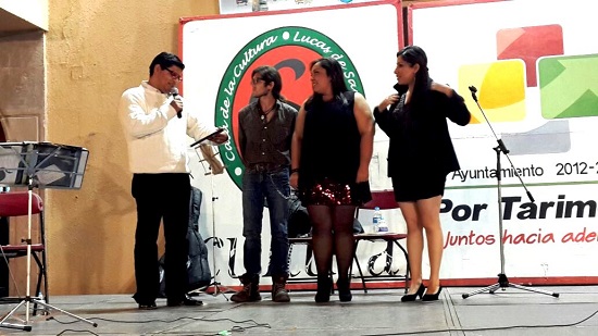 Se hizo entrega de un reconocimiento a Judith y su grupo “ICHYM” por la excelente participación realizada.