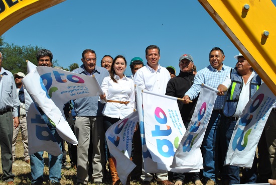 EL PRESIDENTE MUNICIPAL RITO VARGAS VARELA EN COMPAÑÍA DEL GOBERNADOR DEL ESTADO MIGUEL MÁRQUEZ MÁRQUEZ ARRANCARON EL PROGRAMA PARA CONSTRUCCIÓN DE SILOS PARA ALMACENAJE 2014 EN SALVATIERRA