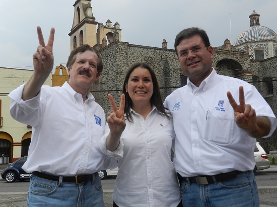 Alejandrina Lanuza Hernández, candidata a la presidencia municipal de Salvatierra por el Partido Acción Nacional, acompañada del Senador Juan Carlos Romero Hicks, y del candidato a diputado local, Jesús Oviedo Herrera