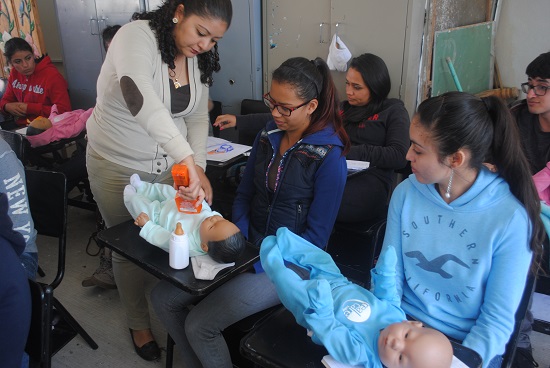 El prototipo de bebe cuenta con una tecnología avanzada, pues tiene la capacidad de hacer sonidos cuando sienten hambre, cuando se mojan, cuando están enfermos, entre otras características esenciales de un pequeño de verdad, así que los papás tuvieron que estar al pendiente de cuidarlos bien, pues al final serían calificados de acuerdo a su desempeño.