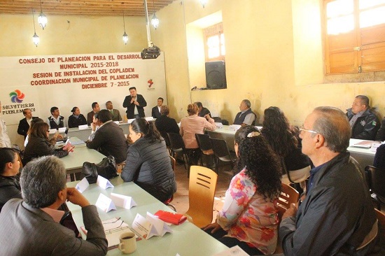 Los integrantes de cada mesa estarán recibiendo durante los próximos días solicitudes o proyectos de obra pública que la gente pide se realicen en el municipio y posteriormente en el mes de enero en la primera sesión del “COPLADEM” se analizaran las propuestas , turnándose posteriormente al ayuntamiento quienes serán los encargados de determinar cuales se pueden realizar y bajo que instancias gubernamentales