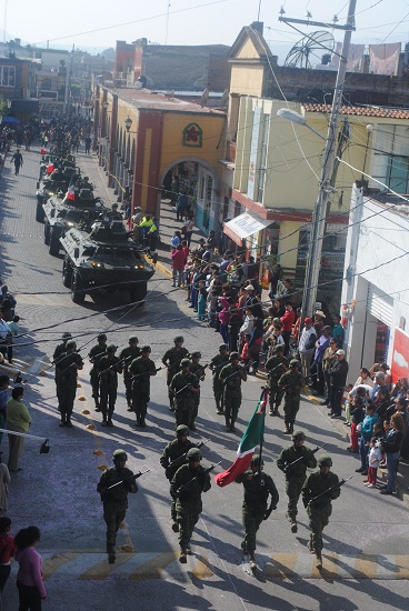 Posteriormente se dió paso al recorrido del desfile por las principales calles del municipio, donde los oriundos ya esperaban con gran entusiasmo ver la participación de los diferentes contingentes que fueron encabezados por el presidente municipal Ing. Rafael Ramírez Tirado, regidores, sindico, secretario del Ayuntamiento, seguidos por los directores de las dependencias y trabajadores de la actual administración.