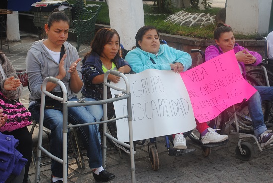 Decenas de estudiantes y personas se dieron cita en la plaza principal para disfrutar del programa, dentro del mismo se represento la obra de teatro “Pata chueca”, la cual fue realizada por maestros del CAM llevando un mensaje de aceptación y valoración, pues todas las personas son importantes y deben ser tratadas con respeto.