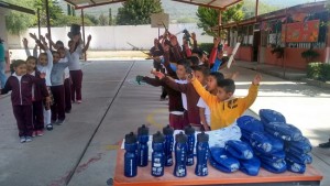 La Dirección de Seguridad Pública Municipal a través de la Coordinación de Prevención al Delito y Atención a la Juventud organizaron el intercambio de juguetes bélicos por ropa y juguetes recreativos como: playeras, balones y termos.