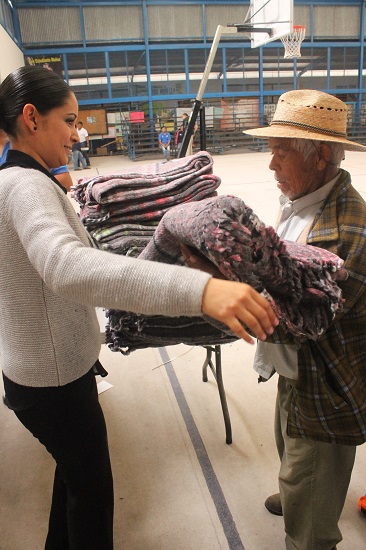Con la finalidad de que las personas de Salvatierra que cuentan con pocos recursos económicos no padezcan frio o ni contraigan alguna enfermedad por el mismo clima, el Sistema de Desarrollo Integral de la Familia (DIF) municipal , realizo la entrega de 650 cobijas.