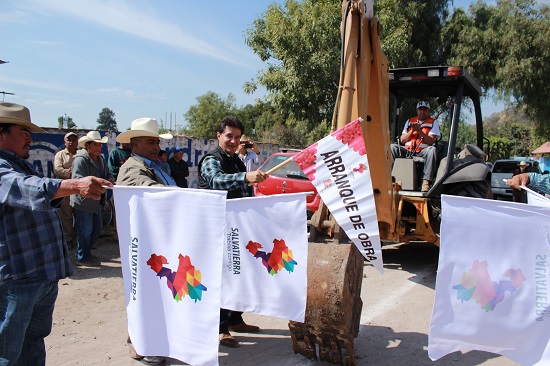 La obra tendrá una duración de dos meses para concluir el próximo 11 de Febrero del 2016, con una inversión de 2 millones 346 mil 994.75 pesos, con recursos del Fondo de aportaciones para la infraestructura social municipal FAISM, dicha obra incluirá el suministro e instalación de tubería PVC, con 153 descargas domicilias nuevas, reparación de 20 tomas domiciliarias.