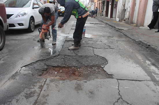 Es por ello que desde la semana pasada se empezó a bachear en una primera etapa algunas calles de la zona centro que son muy transitadas y se encuentran en pésimas condiciones como son; Benito Juárez, Zaragoza, Fernando Dávila, Ignacio Allende. En donde se está quitando el concreto dañado y reponiéndolo con material nuevo, se está compactando el terreno se le coloca graba para que de soporte.