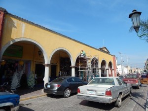 La Dirección de Obras Públicas continúan trabajando en el mantenimiento, rehabilitación y limpieza de áreas verdes de escuelas y otras zonas públicas