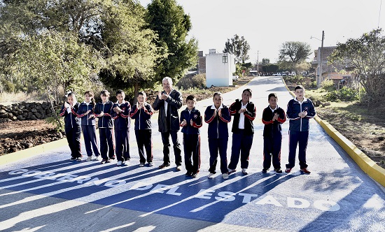 Anuncia el Ejecutivo la construcción del Videobachillerato SABES en la comunidad El Timbinal y la edificación de un CAISES en la cabecera municipal de Yuriria, entre otras obras que se impulsarán en esta región.