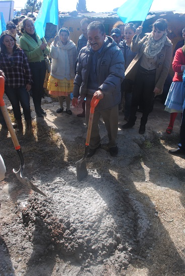 or su parte el alcalde Ing. Rafael Ramírez Tirado dijo que se siente muy contento por el gran trabajo que se ha realizado en tan poco tiempo por parte de todo el equipo que conforma la actual administración, es estos proyectos que se arrancaron cambiará la vida de tres familias tarimorenses. Además buscará bajar más programas para que sea mayor el número de personas que puedan ser afortunadas de tener una mejora en sus viviendas tales como pisos firmes, techos, baños ecológicos, entre otros.