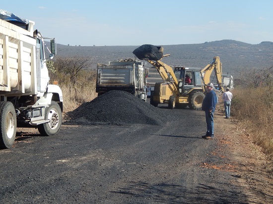 La obra consiste en la aplicación de 470 metros cúbicos de carpeta asfáltica, la cual fue donada por Petróleos Mexicanos (PEMEX), a través de la Secretaría de Obra Pública, dicho material será aplicado en una longitud aproximada de mil 500 metros.