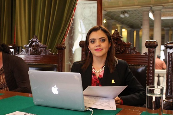 La diputada Arcelia María González pidió ante el pleno del Congreso se realice un exhorto al Gobernador del Estado Miguel Márquez y al presidente municipal de Salamanca, Antonio Arredondo para que por conducto de la Secretaría de Desarrollo Económico Sustentable y de la Dirección de Desarrollo Económico, respectivamente, se establezcan acciones para aterrizar la inversión anunciada por Pemex para la reconfiguración de la refinería.