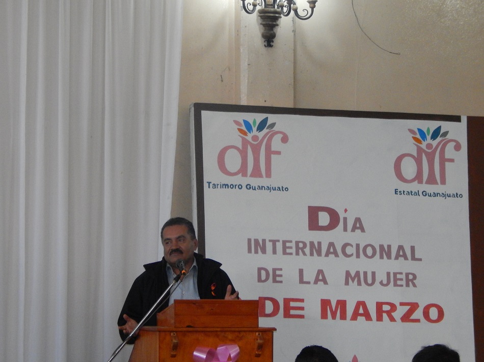 “Los hombres debemos de valorar el trabajo que hacen todas las mujeres a diario y no solamente hoy que es el día que se conmemora el Día Internacional de la Mujer sino que todo el año. También es importante que las mujeres pongan su parte como es darse a respetar, tener una visión clara para progresar, entre otras cosas, pues el mundo es para todos no solo para los hombres”, concluyó el munícipe.