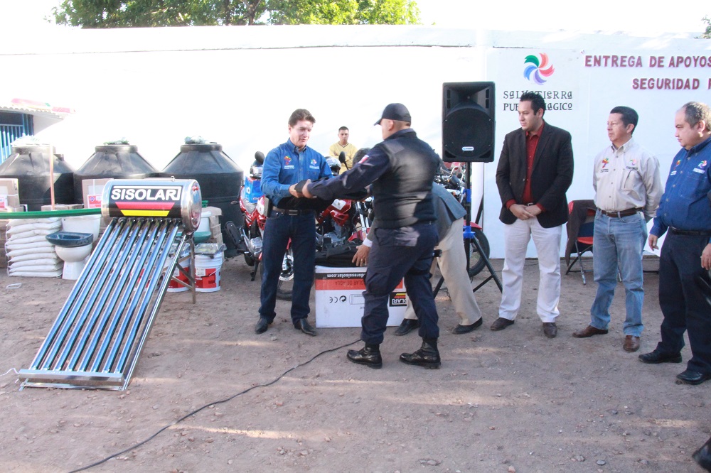 El presidente municipal José Herlindo Velázquez Fernández, en compañía del encargado de despacho de la dirección de seguridad pública, Ramón Jiménez Hernández , entre otros servidores públicos iniciaron con la entrega de material para el mejoramiento de vivienda, a elementos policiacos , así mismo se entregó nuevo equipamiento a la dependencia.