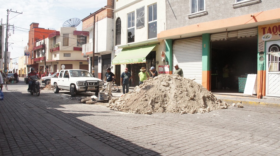 Esta acción responde a las peticiones que particulares y dueños de negocios de la zona realizaron al municipio para que resolviera la situación la cual se estaba convirtiendo en un fuerte problema para los negocios y la salud de vecinos, comerciantes, usuarios de la red y transeúntes