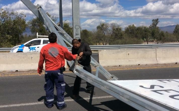 En la carretera Celaya Salvatierra un anuncio espectacular cayó sobre la avenida incomunicando los carriles en dirección a Celaya durante más de tres horas
