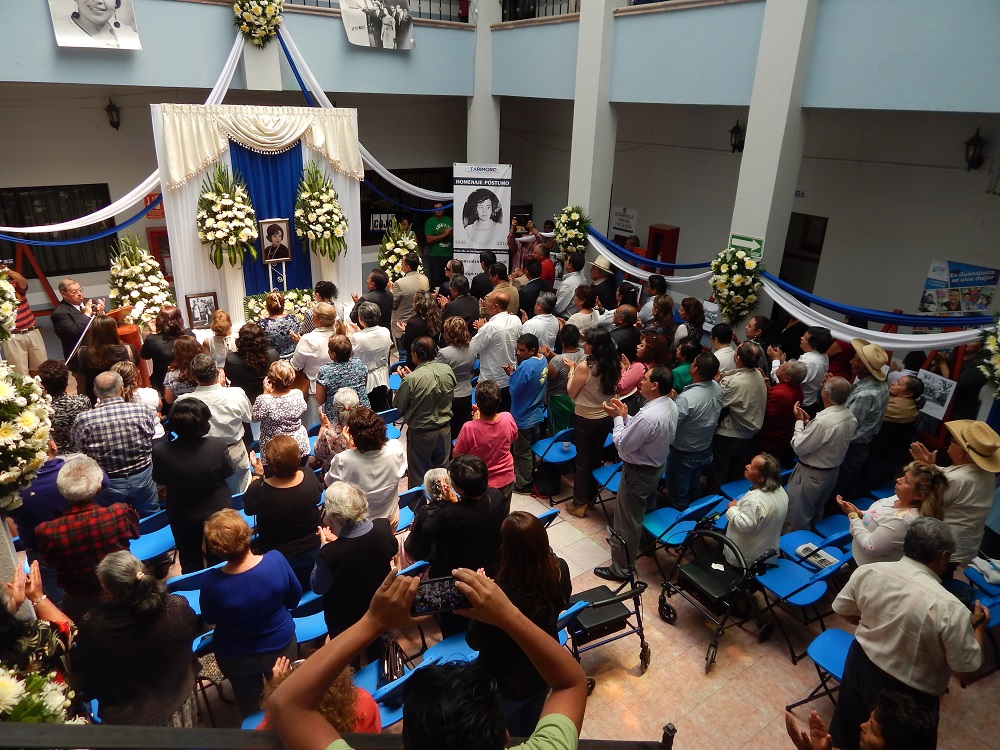 Decenas de personas se dieron cita en el patio de la presidencia municipal, donde se respiraba un ambiente de nostalgia y respeto para quien fuera y seguirá siendo una leyenda dentro y fuera de Tarimoro en el aspecto político y social, pues logró grandes obras para la cuidad.