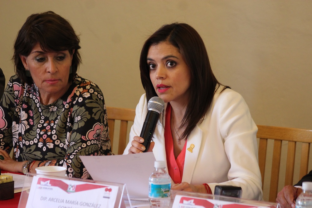 Arcelia González dijo que el Sistema Estatal Anticorrupción tiene que ser sólido y eficaz, por lo que la iniciativa impulsa la prevención desde la impartición de la educación en el Estado con asignaturas de formación cívica y ética, así como la neutralidad partidista de los titulares de los entes administradores de justicia que garanticen la transparencia de los órganos de control, sin olvidar el formato de la rendición de cuentas por excelencia, como es el Informe de Gobierno.