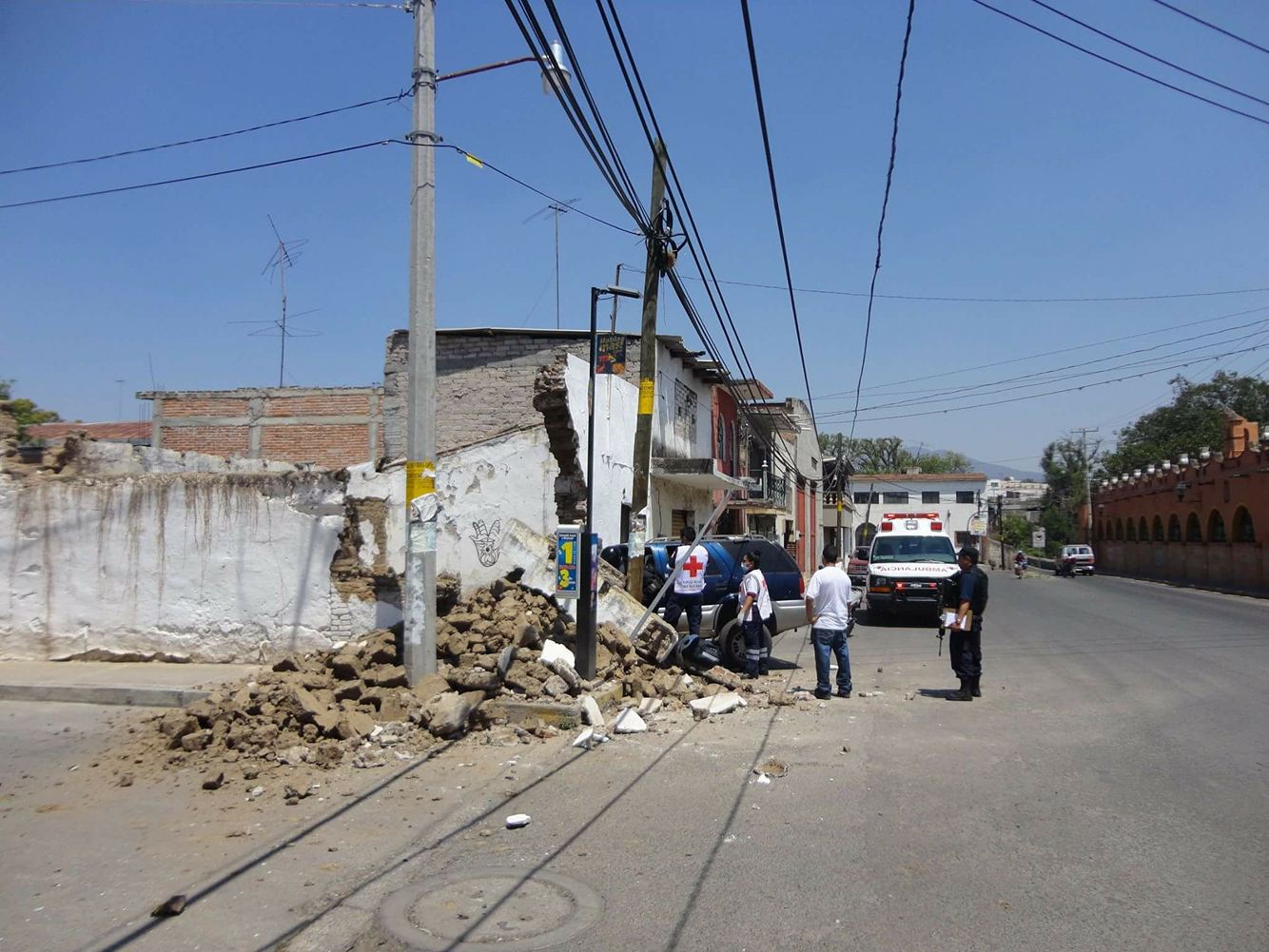 Una mujer resulto lesionada luego de perder el control del la camioneta en la que viajaba y estrellarse en una casa cerca del Puente de Batanes, misma que fue apoyada por socorristas y trasladada al hospital General donde ya recibe atención medica.