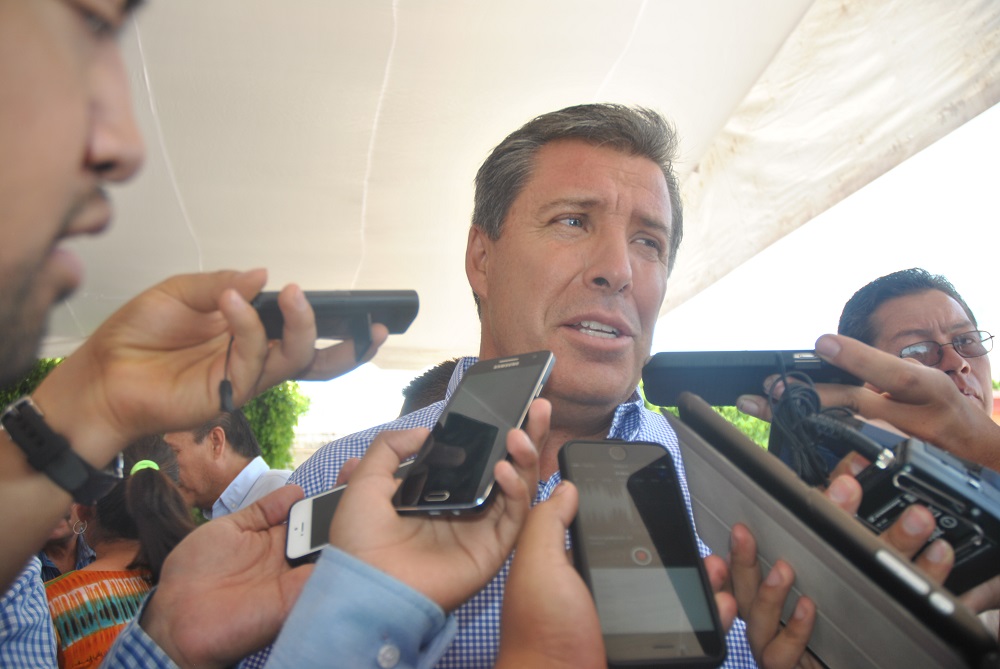 Puntualizo que el candidato republicano que ha expresado en varias ocasiones su repudio contra los mexicanos, que sería un candidato incomodo "un personaje que va poner muy tensas las relaciones internacionales, no solo con México, sino con todo el mundo", señalo.