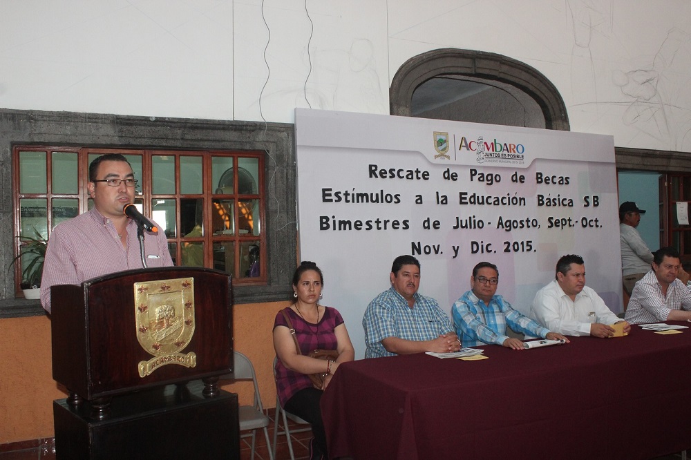 En seguida las autoridades municipales hicieron entrega del pago a los estudiantes en compañía de sus padres.