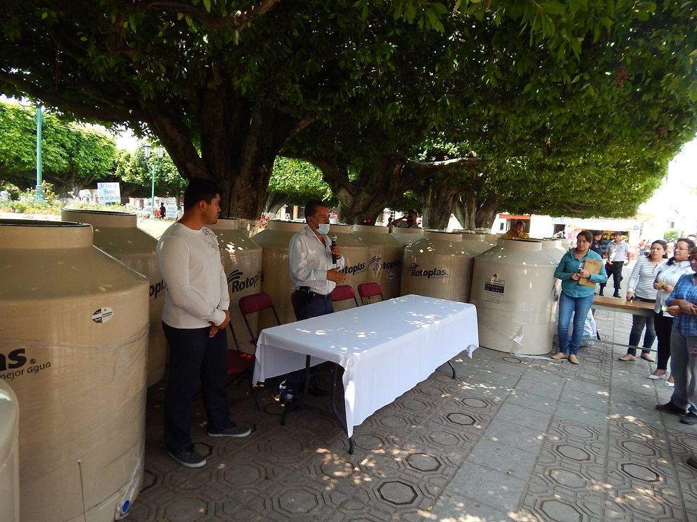 La entrega tuvo lugar en el jardín principal