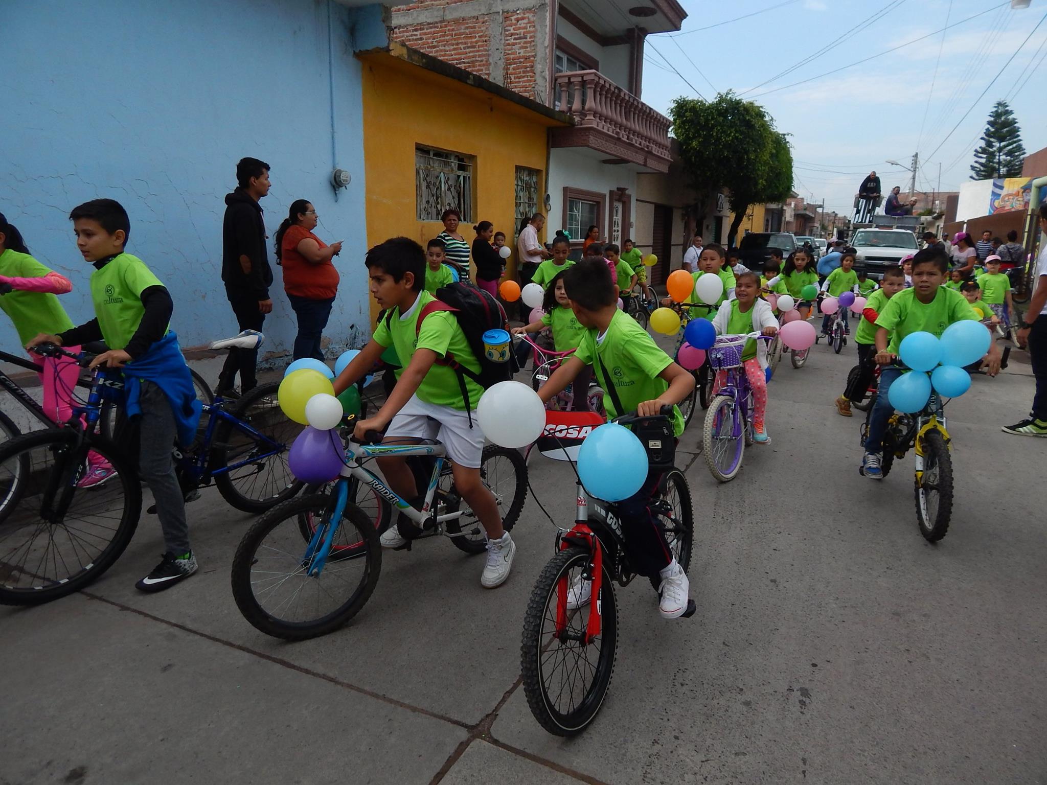 DECENAS DE NIÑOS PARTICIPAN EN LA CLAUSURA DE TALLERES DEL CURSO DE VERANO LA CASA DE LA CULTURA LUCAS DE SAN JUAN.