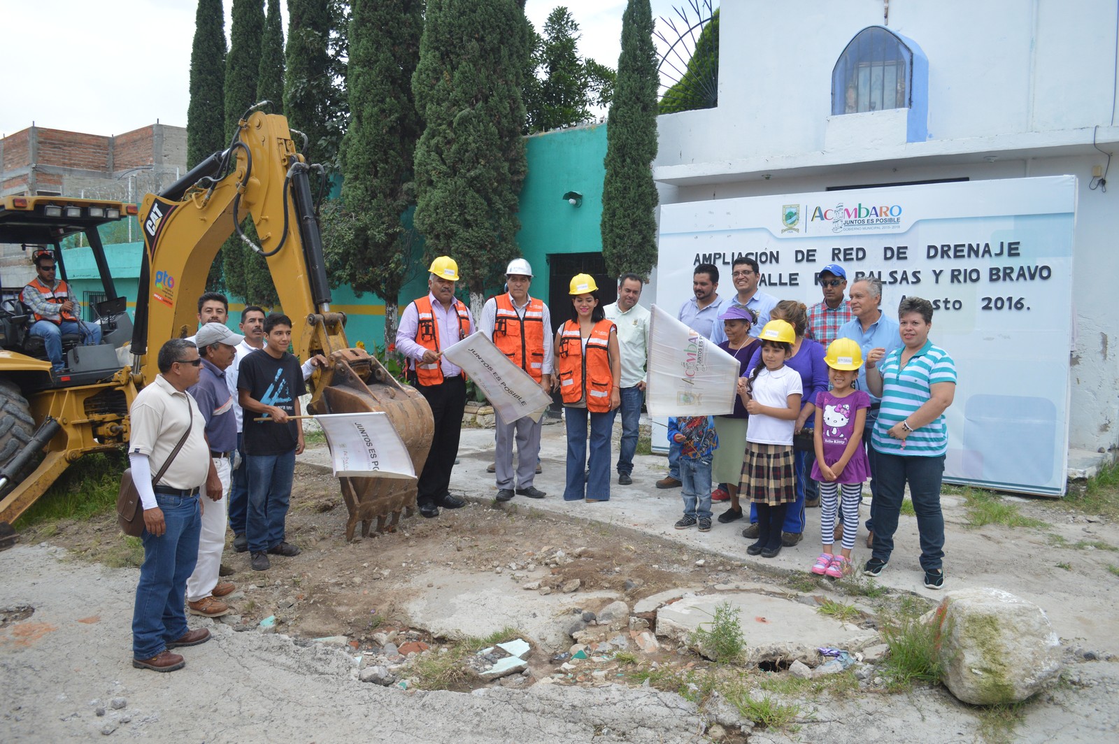 Los proyectos que arrancaron fueron la ampliación de red de drenaje de la calle Río Balsas y Río Bravo en la colonia Velasco Ibarra, la cual consta del suministro e instalación de 325 metros lineales de tubería PVC sanitario de 12 pulgadas de diámetro serie 20, asimismo la construcción de 9 pozos de visita y 44 descargas domiciliarias, incluyendo su registro sanitario.