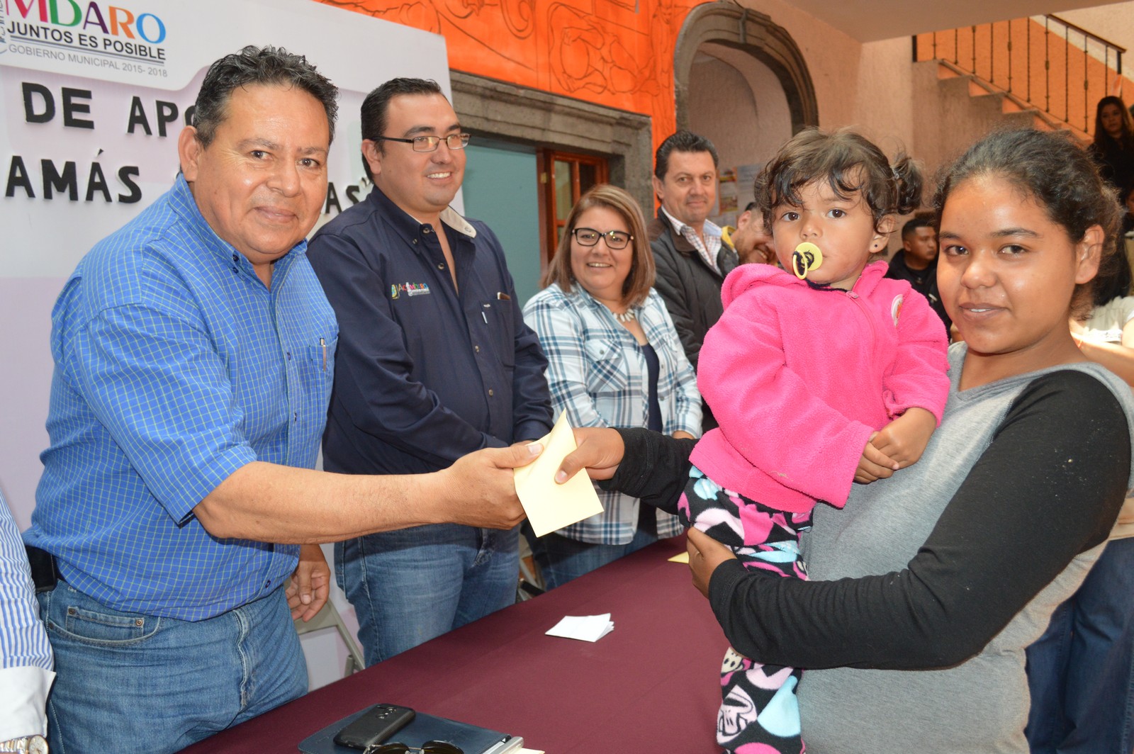 Se beneficia a 150 mamás y papás gracias a una inversión municipal de más de 60 mil pesos en base a un apoyo económico bimensual, así lo dio a conocer Gerardo Alcántar Saucedo.