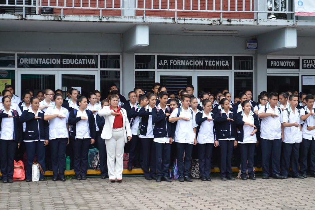 El Plantel CONALEP Acámbaro, fue punto de encuentro para que autoridades municipales y educativas dieran la bienvenida a 865 alumnos al ciclo escolar 2016 – 2017, mediante una emotiva ceremonia de inauguración.