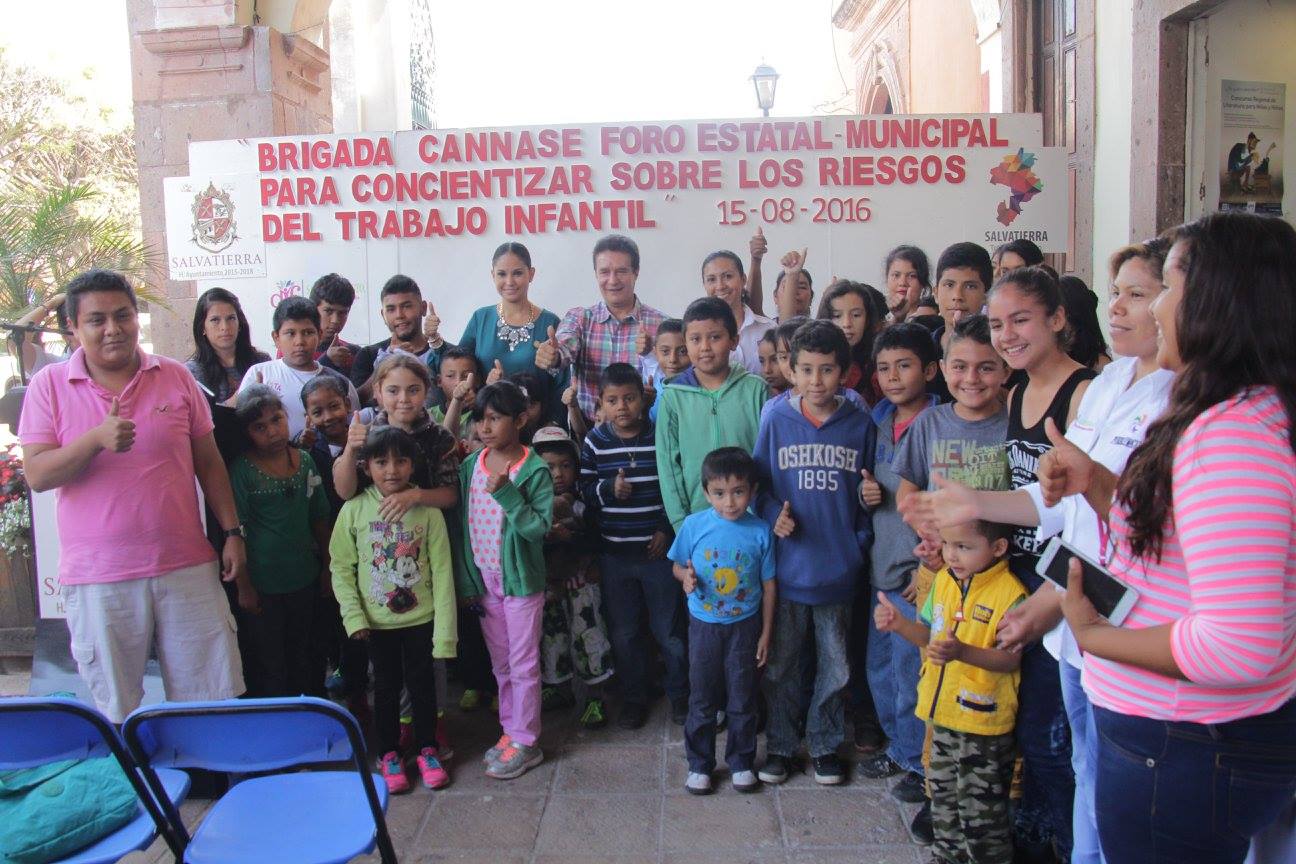Ivonne Martínez Rodríguez, presidenta del DIF en Salvatierra, mencionó que es muy perjudicial que niños anden trabajando o pidiendo ayuda en las calles ya que esto les afecta su infancia, su intelecto y su dignidad