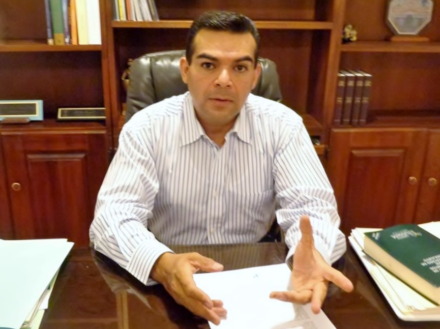 Además, pidió nuevamente al alcalde “que gobierne para el bien de los salvaterrenses y no para el bien del PRI” además de pedirle que “tome cartas en el asunto”, y al mismo Contralor, “que se decida a quién le va a cumplir, si a los ciudadanos, o a su partido”, sentenció el líder blanquiazul.