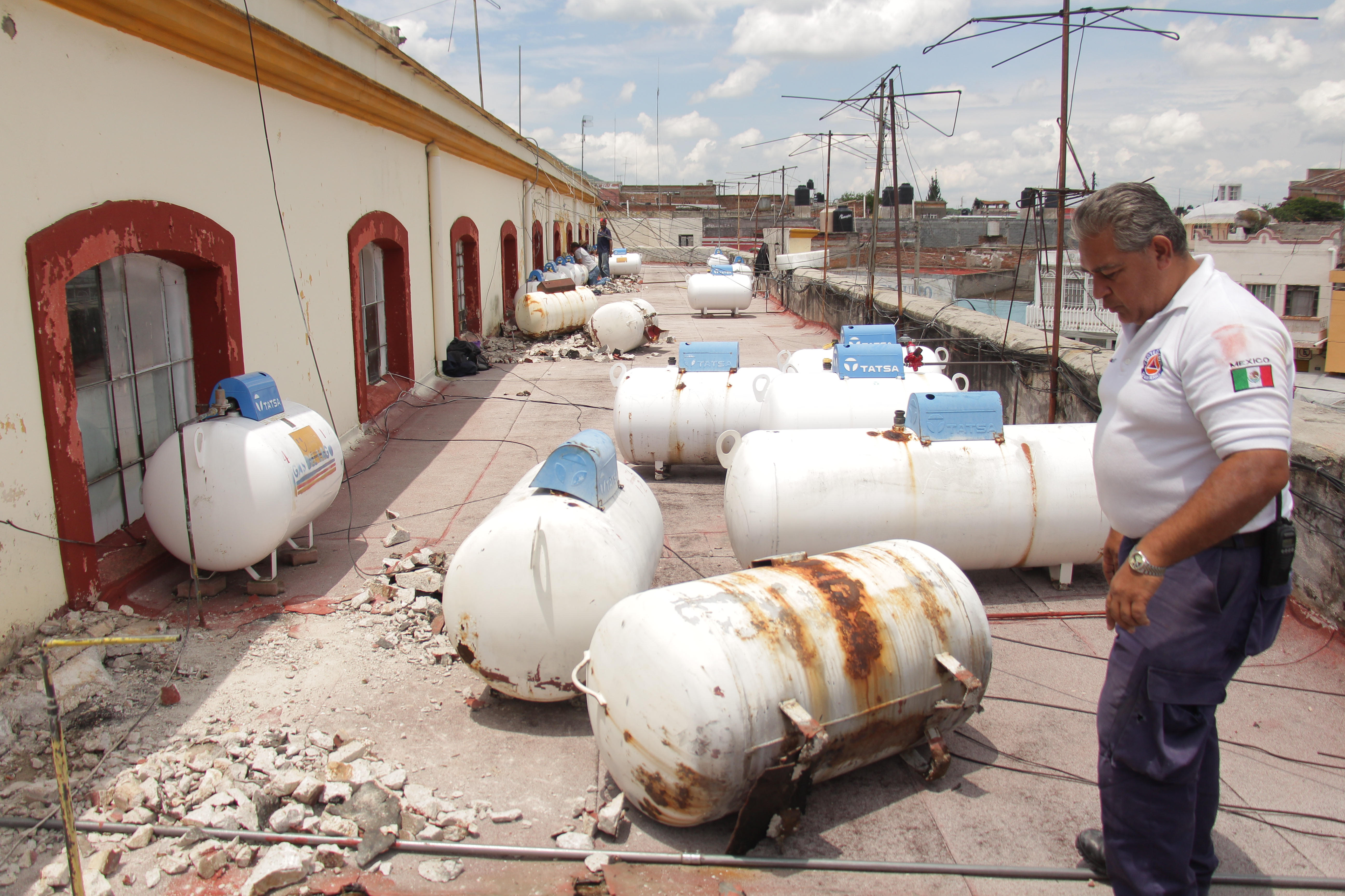 En total son 15 cilindros los que fueron quitados por parte de personal de servicios municipales con supervisión de protección civil , debido a que se encontraban en malas condiciones ya concluyeron su periodo de uso , lo cual al contener residuos de gas ponía en peligro tanto al inmueble como a la gente que trabaja y acude al mercado