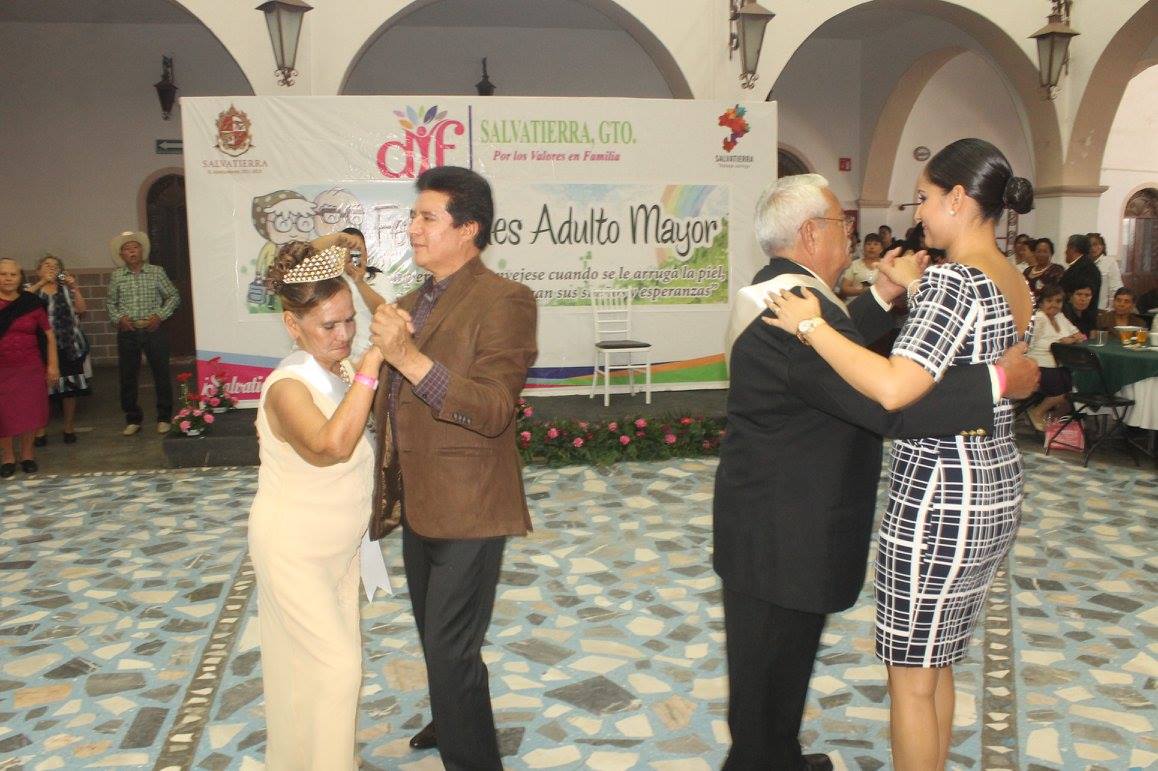 Dentro del evento las autoridades municipales coronaron a la reina y rey del adulto mayor 2016 siendo en esta ocasión Judith Medina Maldonado y Roberto Domínguez Gómez , así mismo degustaron de una deliciosa comida, partieron el pastel conmemorativo por el día y disfrutaron de la presentación de un grupo musical