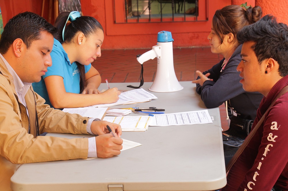 Francisco Escobar Osornio, titular de Desarrollo Económico, externó que a raíz de la falta de empresas en la ciudad, desde inicios de la administración se han dado a la labor de acercar a salvaterrenses con empresas de la zona vinculando a más de 2000 personas y logrando colocar a alrededor de mil.