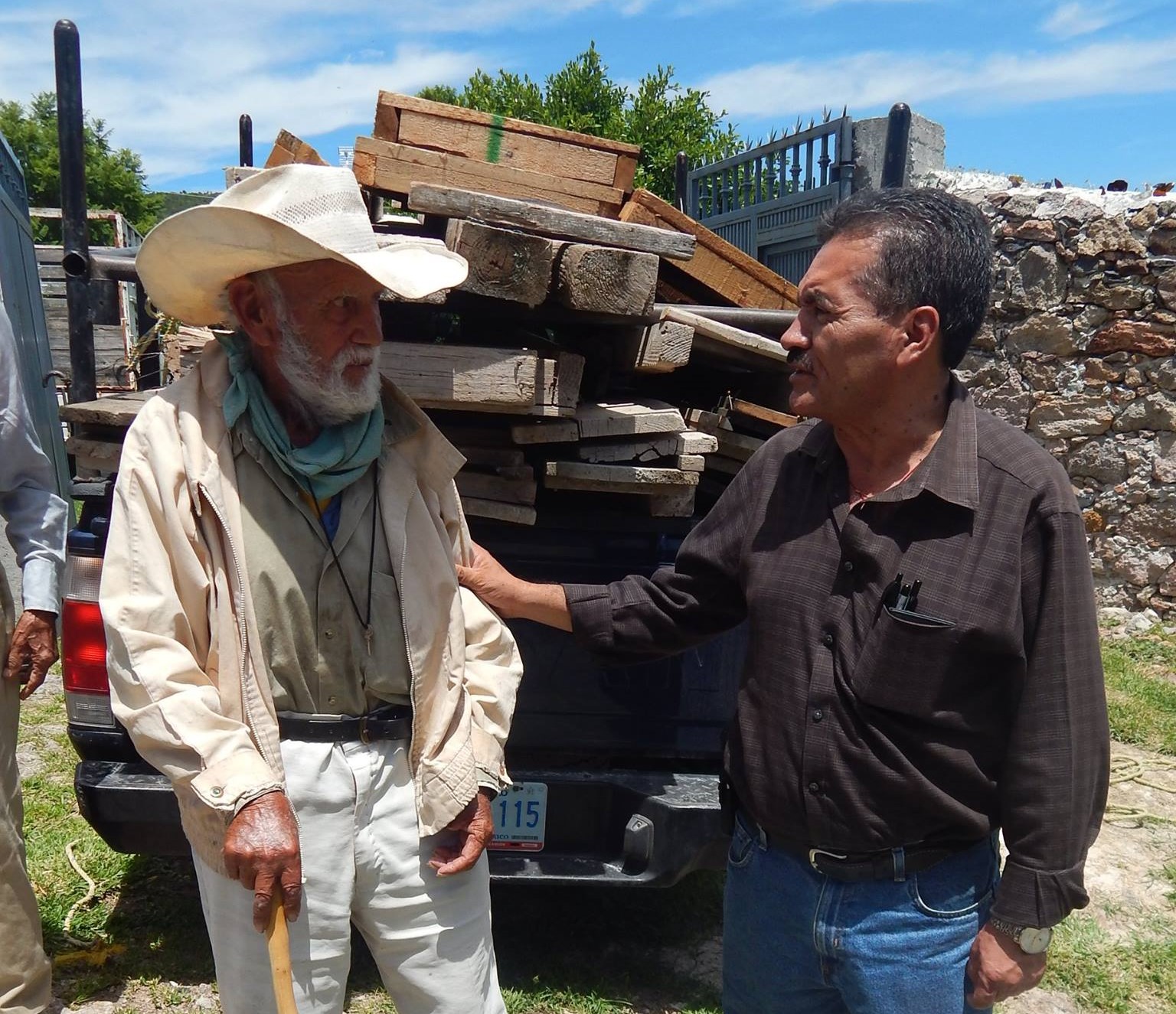 El primer edil Ing. Rafael Ramírez Tirado, dijo que es una gran satisfacción poder ayudar a la gente que más lo necesita en el municipio, pues no todos tienen la posibilidad de tener un hogar con los servicios básicos, pero parte de la tarea que su administración tiene es que se visite y canalice a los tarimorenses vulnerables y se les brinde el apoyo necesario para que salgan adelante.