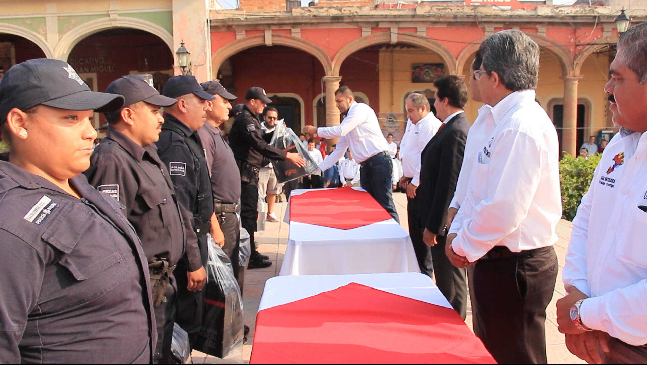 Velázquez Fernández , entregó 380 paquetes de uniformes a la misma cantidad de elementos del área de policía y vialidad, esto obtenido con un recurso del programa federal FORTASEG